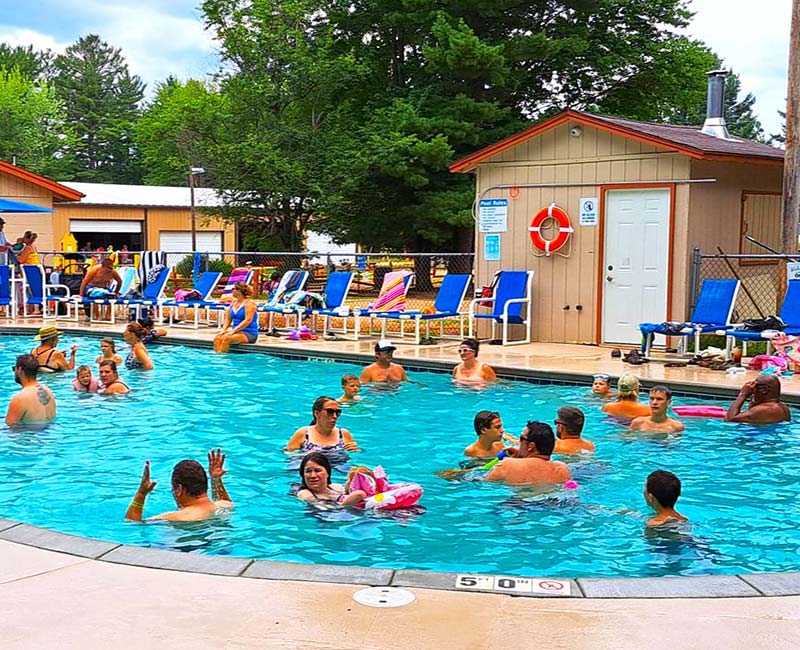Heated outdoor pool at Pineland Camping Park